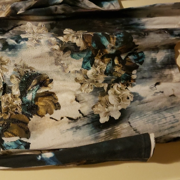 Avenue Ladies top - Picture 2 of 2